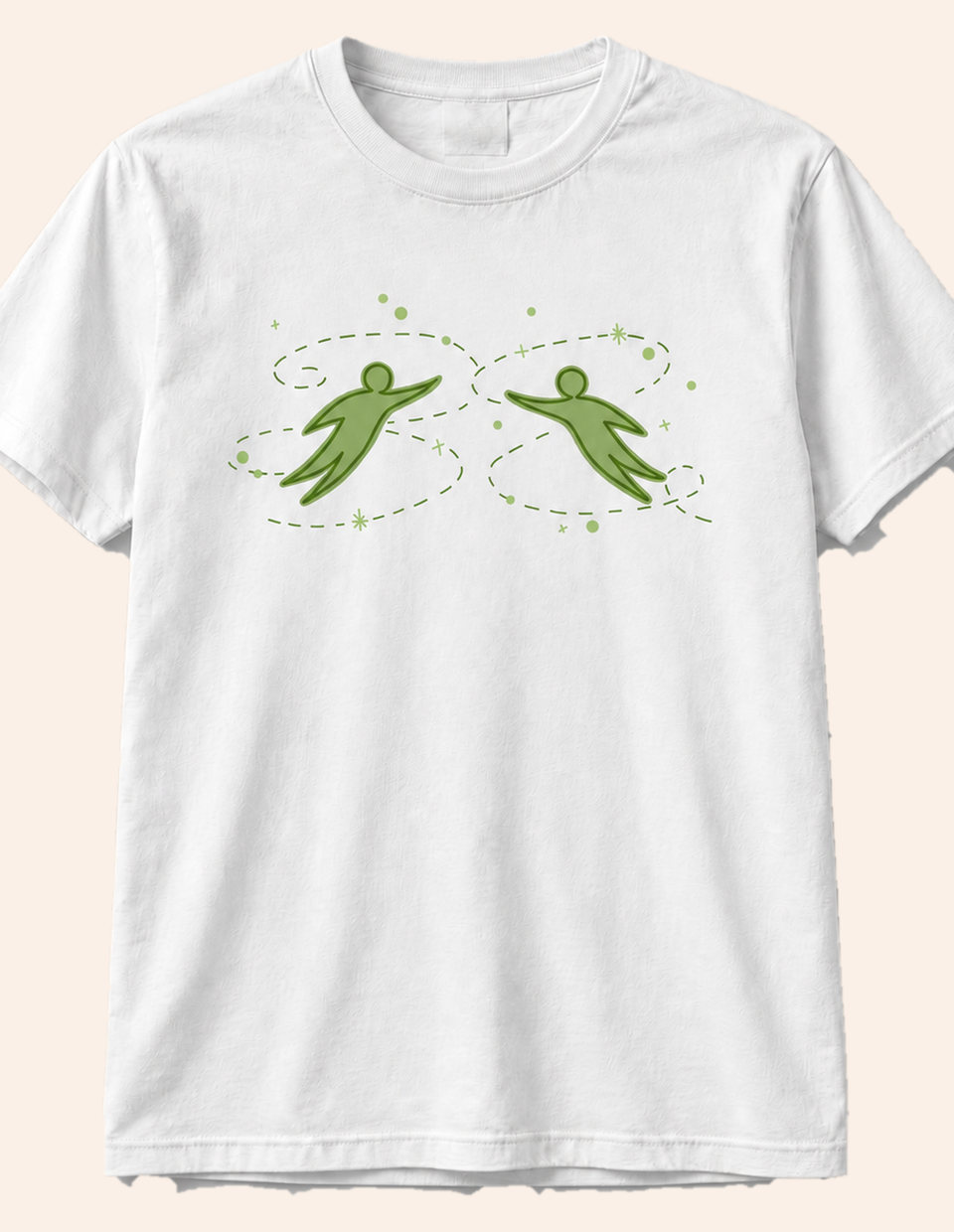 Remera blanca con dos figuras que se buscan, estampadas en verde.